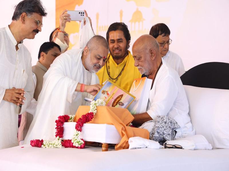 Brahmachari Girish Ji with Shri Ved Prakash Sharma, Shri Shrikant Agasty, Shri Ramdev Dubey got a chance to have darshan of Pujya Sant and world renounced Katha Vachak Shri Murari Bapu Ji and listening live Shriram Katha.  Brahmachari ji presented his new book 