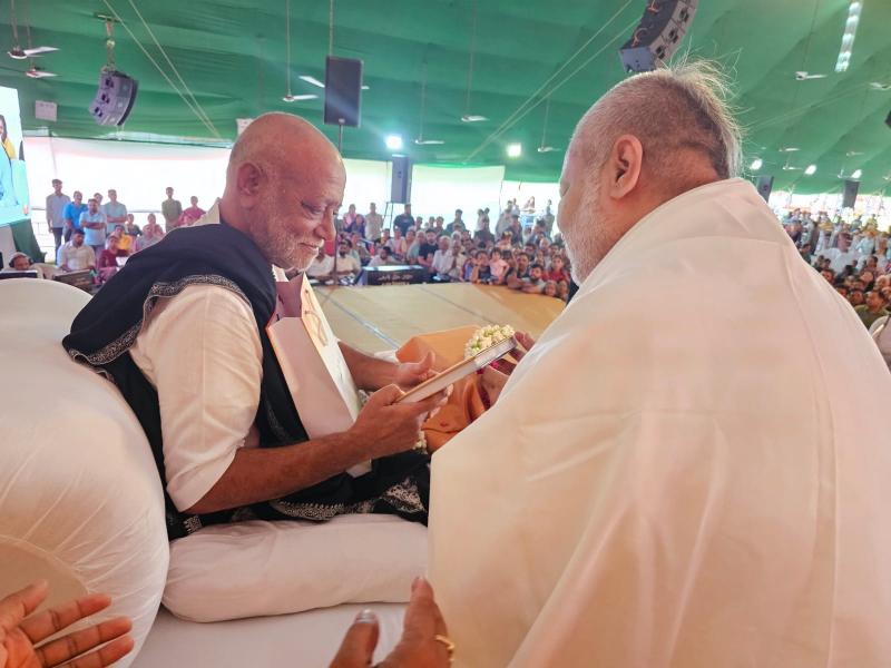 Brahmachari Girish Ji with Shri Ved Prakash Sharma, Shri Shrikant Agasty, Shri Ramdev Dubey got a chance to have darshan of Pujya Sant and world renounced Katha Vachak Shri Murari Bapu Ji and listening live Shriram Katha.  Brahmachari ji presented his new book 