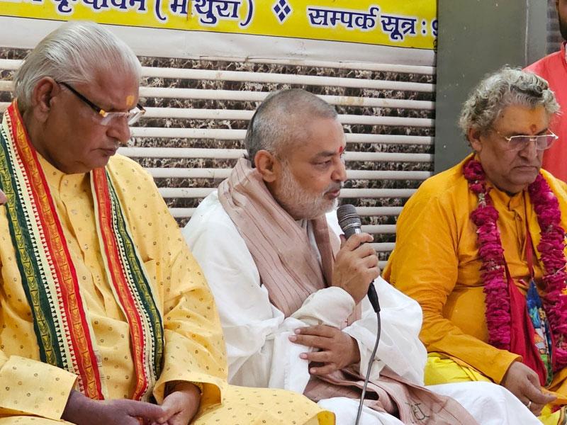 Brahmachari Girish Ji has met with senior and respected Bhagwatacharya, head of Shrimad Bhagwat Mandir Vrindavan Acharya Badrish Ji Maharaj.  Many Vedic Scholars, Bhagwatacharyas, Students of Gurukuls and Journalists were present on the occasion of “Vipra Ekta Diwas”. Brahmachari was welcomed with garlands and shawls by Acharyas. Brahmachari ji presented his new book 