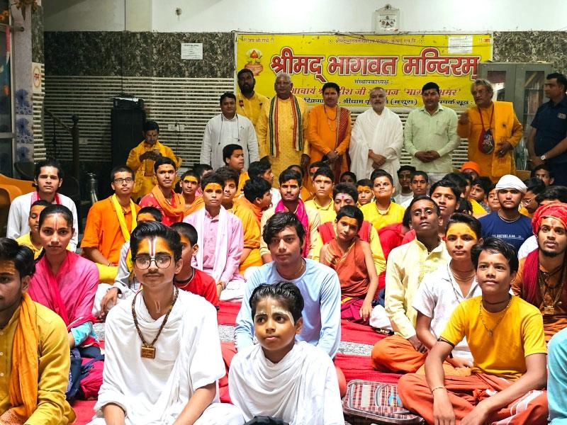 Brahmachari Girish Ji has met with senior and respected Bhagwatacharya, head of Shrimad Bhagwat Mandir Vrindavan Acharya Badrish Ji Maharaj.  Many Vedic Scholars, Bhagwatacharyas, Students of Gurukuls and Journalists were present on the occasion of “Vipra Ekta Diwas”. Brahmachari was welcomed with garlands and shawls by Acharyas. Brahmachari ji presented his new book 