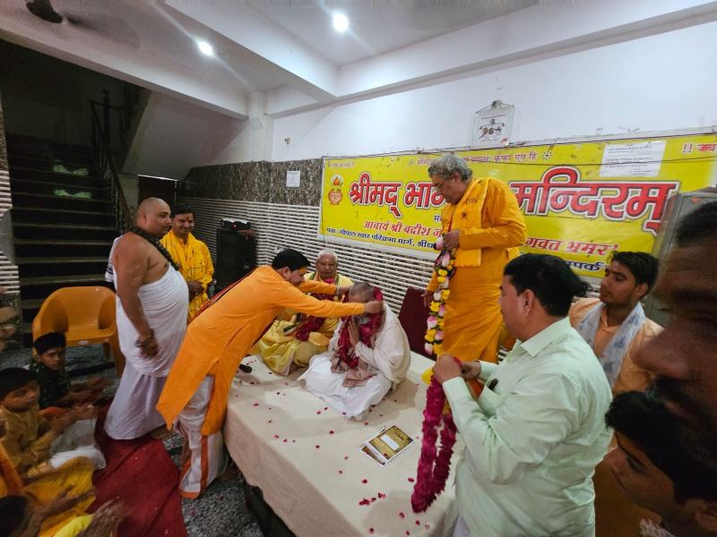 Brahmachari Girish Ji has met with senior and respected Bhagwatacharya, head of Shrimad Bhagwat Mandir Vrindavan Acharya Badrish Ji Maharaj.  Many Vedic Scholars, Bhagwatacharyas, Students of Gurukuls and Journalists were present on the occasion of “Vipra Ekta Diwas”. Brahmachari was welcomed with garlands and shawls by Acharyas. Brahmachari ji presented his new book 