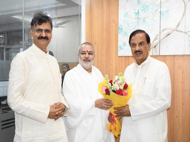 Brahmachari Girish Ji with Shri Ved Prakash Sharma, met former union minister, present Member of Parliament from Noida and Head of famous Kailash Hospital in Noida Respected Dr. Mahesh Sharma Ji.  Brahmachari ji presented flower bouquet and his new book 