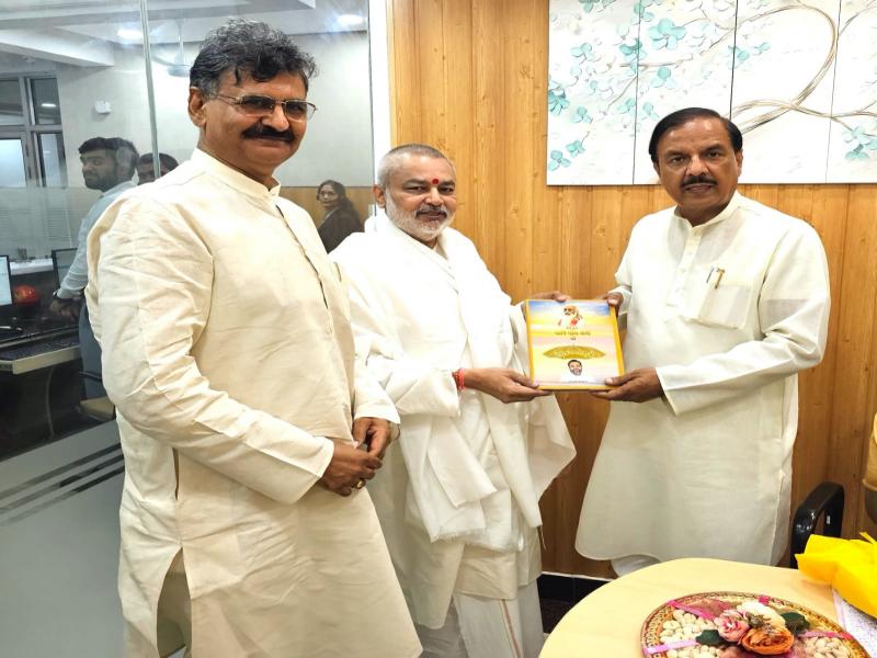 Brahmachari Girish Ji with Shri Ved Prakash Sharma, met former union minister, present Member of Parliament from Noida and Head of famous Kailash Hospital in Noida Respected Dr. Mahesh Sharma Ji.  Brahmachari ji presented flower bouquet and his new book 