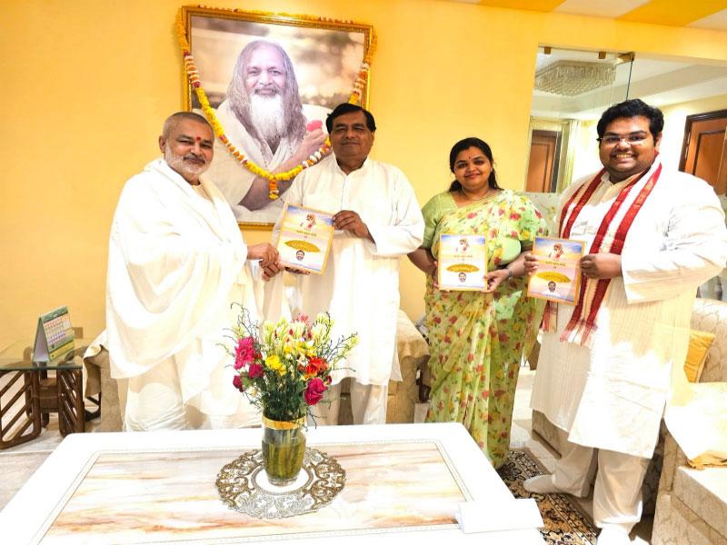 Brahmachari Girish Ji met with very senior leader of Maharishi Organisation Bharat and office bearer of many Maharishi Organisations respected Shri Ajay Prakash Shrivastava Ji, his son Shri Alok Shrivastava-TM and Siddhi Teacher and daughter Smt. Aditi Shrivastava-TM Teacher.  Brahmachari ji presented flower bouquet and his new book 