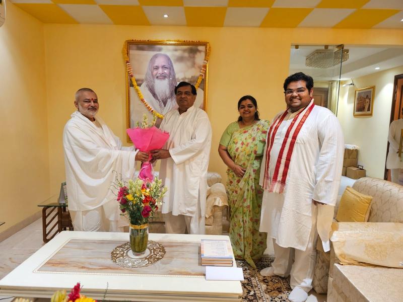 Brahmachari Girish Ji met with very senior leader of Maharishi Organisation Bharat and office bearer of many Maharishi Organisations respected Shri Ajay Prakash Shrivastava Ji, his son Shri Alok Shrivastava-TM and Siddhi Teacher and daughter Smt. Aditi Shrivastava-TM Teacher.  Brahmachari ji presented flower bouquet and his new book 