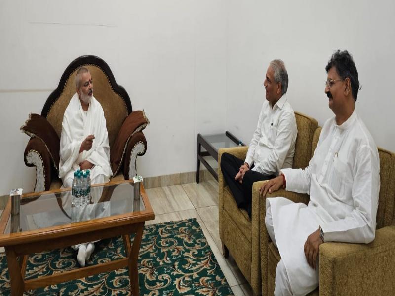 Brahmachari Girish met Honorable Shri Pramod Joshi, CEO of Aastha Adhyatmic TV Channel. Both of them had a deep discussion on the current need for spiritual development in the Indian collective consciousness. Brahmachari ji presented his new book 