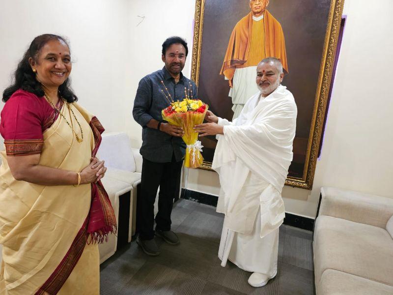 Brahmachari Girish ji with Mrs. Vasanthy Parasuraman and Shri Ramdev has met and presented his new book Brahmachari Girish under Divine Umbrella of His Holiness Maharishi Mahesh Yogi to the BJP President of Telangana and Union Minister of Culture and Tourism Hon'ble Shri G. Kishan Reddy ji and briefed him about Maharishi organisations and programmes. Jai Guru Dev, Jai Maharishi