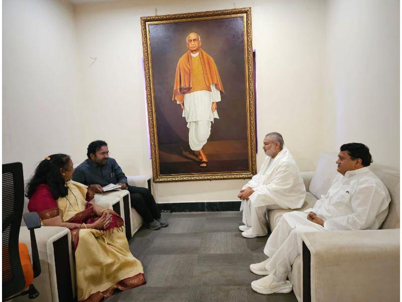 Brahmachari Girish ji with Mrs. Vasanthy Parasuraman and Shri Ramdev has met and presented his new book Brahmachari Girish under Divine Umbrella of His Holiness Maharishi Mahesh Yogi to the BJP President of Telangana and Union Minister of Culture and Tourism Hon'ble Shri G. Kishan Reddy ji and briefed him about Maharishi organisations and programmes. Jai Guru Dev, Jai Maharishi