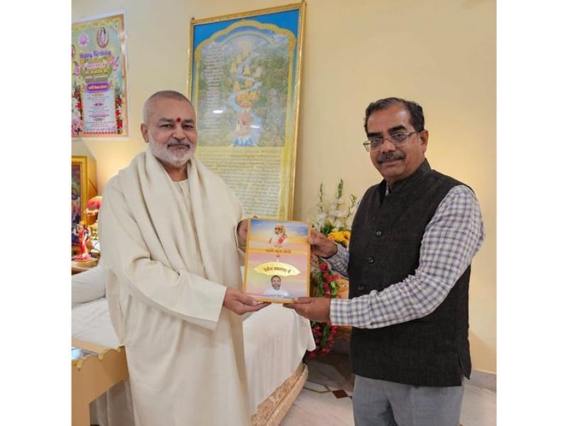 Brahmachari Girish Ji met with respected very senior reputed Vaidya Shri Madhusudan Deshpandey Ji, Ayurveda Guru of Rashtriya Ayurveda Vidyapeeth, President of Ojas Foundation and Founder Member of Aarogya Bharti, and presented his book Brahmachari Girish under Divine Umbrella of His Holiness Maharishi Mahesh Yogi. A very good discussion took place on offering knowledge and treatment of Ayurveda to masses with fast pace and create disease free society as per divine wish of His Holiness Maharishi Mahesh Yogi Ji.