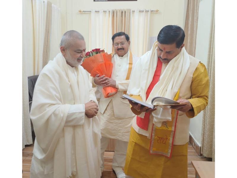 Brahmachari Girish Ji and Shri Arvind Singh Rajpoot (The Registrar of Maharishi Mahesh Yogi Vishwavidyalaya) has greeted Honourable Dr. Mohan Yadav Ji on behalf of Maharishi Organisation  for becoming Chief Minister of Madhya Pradesh and honoured him with flower bouquet and shawl. Brahmachari Ji has presented his book Brahmachari Girish under Divine Umbrella of His Holiness Maharishi Mahesh Yogi to honourable Chief Minister, who immediately turned the pages and reviewed the book.