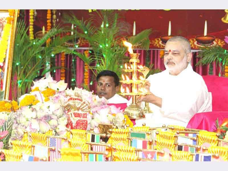 Pujya Brahmachari Girish Ji performed Shri Maha Lakshmi Pujan at Gurudev Brahmanand Saraswati Ashram Bhopal