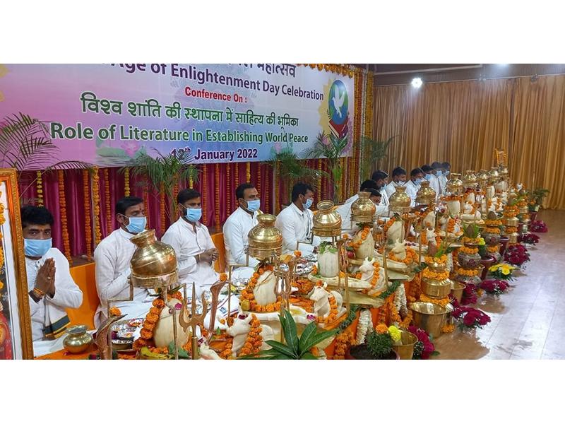 Shri Vishnu Puja with 251 Vishnu Sahasrnaam paath in the morning and Maharudrabhishek in the afternoon were organised on 11th January 2022 on the auspicious occasion of first day celebration of Gyan Yug Diwas 2022 at Gurudev Brahmanand Saraswati Aashram, Bhojpur Mandir Marg Bhopal.