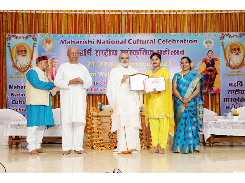 Hon'ble Chairman Brahmachari Girish Ji blessed the valedictory function of a three-day Maharishi National Cultural Celebration which ended on 23.10.2021. On the last day, Yogic Flying, Hindi & Sanskrit debate, Ramharitmanas Shloka Chanting & GK Quiz were organised.