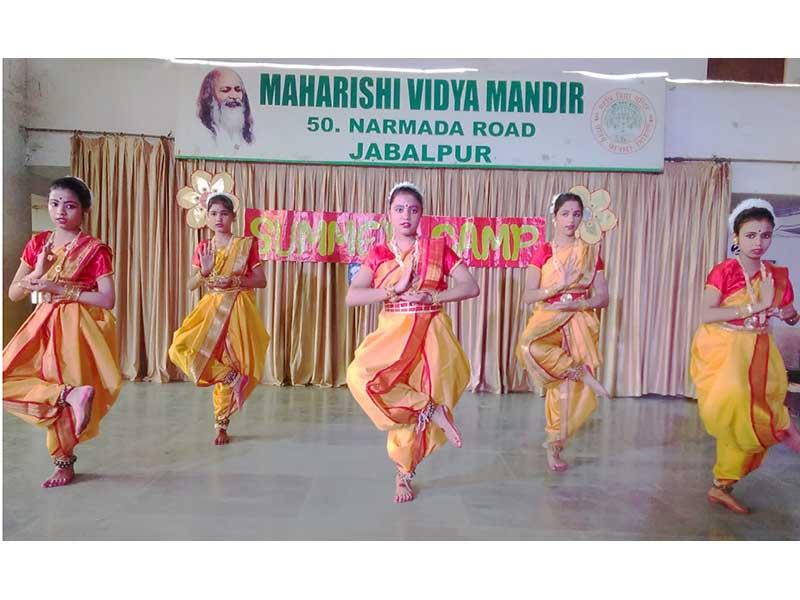 MVM Narmada Road, Jabalpur organises Summer Camp 2022.
Grand Opening Ceremony Summer Camp organised on 28th April 22 at Maharishi Vidya Mandir Narmada Road, Jabalpur. 
Popular ZeeTV  &  Star plus Singing Star Ku Ratnika Shrivastav was the special attraction to the ceremony. 
Skipping show of the young girls representing National games & Demo instrumental performance of guitarist & synthesizer player was spell bounding. 
Coaches of Dance free style & classical, Coding, Drawing-painting,  Skating,  Volleyball, Table-Tennis, Spoken English, T. M. & Yoga were greeted with flowers by the principal of the school Mrs Mamta Bhattacharjee. 
Summer camp will be conducted under the incharge ship of Mrs Varsha Bhor.