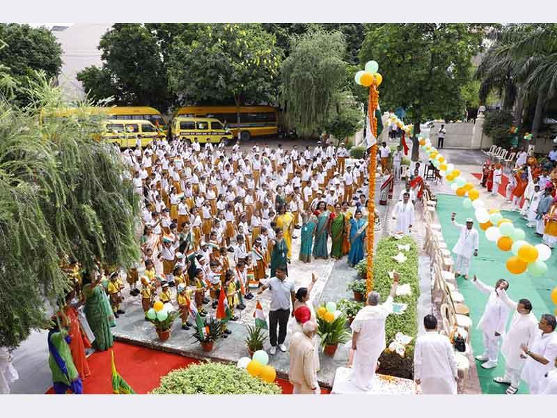 भारत के 75 वें स्वतंत्रता दिवस के अमृत महोत्सव के शुभ अवसर पर ब्रह्मचारी गिरीश जी, अध्यक्ष महर्षि शैक्षणिक संस्थान समूह ने महर्षि विद्या मंदिर नोएडा में ध्वजारोहण किया।