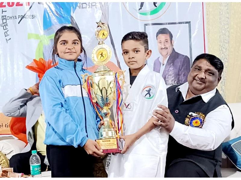 Aarika pandey Class 4th from MVM Shahdol has won Gold in National  tournament held at Gwalior and before that she won the same in Ujjain @state level.
She won the same in: 1. (दो लाठी प्रदर्शन ) Gold medal, And  2. लाठी युद्ध (सिल्वर मेडल)