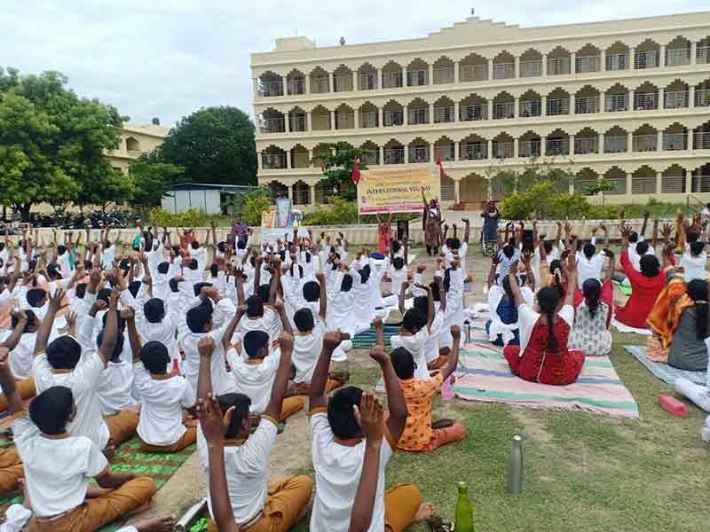MVM – Tiruvannamalai :  MVM Trivuannamalai celebrated the International Day of  Yoga at Maharishi Vidya Mandir  Tiruvannamalai on 21st June 2022.
Yoga day was celebrated by initiating Surya Namaskar and Yog Asanas followed by pranayam, and Transcendental Meditation.