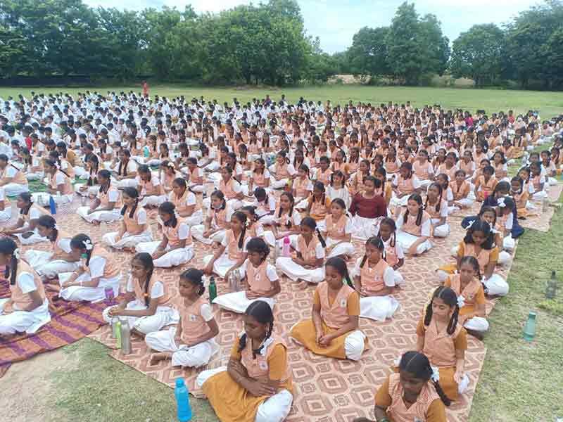 MVM – Tiruvannamalai :  MVM Trivuannamalai celebrated the International Day of  Yoga at Maharishi Vidya Mandir  Tiruvannamalai on 21st June 2022.
Yoga day was celebrated by initiating Surya Namaskar and Yog Asanas followed by pranayam, and Transcendental Meditation.