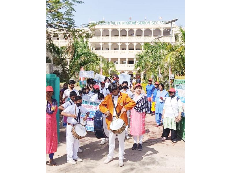 स्वच्छता अभियान रैली - महर्षि विद्या मंदिर विजय नगर के तत्वावधान में दिनांक 16/3/2022 को  स्वच्छता अभियान रैली निकाली गई इस रैली में विद्यालय के शिक्षक विद्यार्थी एवं शाला प्राचार्य श्रीमती स्नेह चतुर्वेदी जी भी सम्मिलित थी बच्चों ने स्वच्छता पर स्लोगन लिखे -
स्वच्छ रहे स्वस्थ रहे 
सभी रोगों की एक दवाई
घर में रखो साफ सफाई 
संगीत की मधुर धुन के साथ गीत गाकर लोगों को स्वच्छता के प्रति जागरूक होने का संदेश देते हुए बच्चों ने घड़ी चौक की गलियों, सड़कों, आसपास के क्षेत्र में कूड़ा साफ कर, उन जगहों को साफ सुथरा कर लोगों को जागृत किया कि अपने आसपास साफ-सफाई से रहो, तभी गांधीजी का स्वच्छ भारत का सपना पूरा होगा ।रैली विद्यालय से निकलकर घड़ी चौक, स्टेट बैंक चौराहा, अहिंसा चौक से कचनार सिटी होते हुए विद्यालय में समाप्त हुई ।इस अवसर पर शाला प्राचार्य जी ने अपने उद्बोधन में कहा कि इस अभियान का उद्देश्य है कि हमें अपने घर और आसपास की गलियों व सड़कों को साफ सुथरा बनाना है ।इस सपने को  हम सबको मिलकर साकार करना है और लोगों में यह जनजागृति लाना है कि हमें भारत को गंदगी से मुक्त बनाना है।