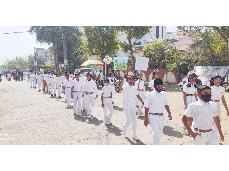 स्वच्छता अभियान रैली - महर्षि विद्या मंदिर विजय नगर के तत्वावधान में दिनांक 16/3/2022 को  स्वच्छता अभियान रैली निकाली गई इस रैली में विद्यालय के शिक्षक विद्यार्थी एवं शाला प्राचार्य श्रीमती स्नेह चतुर्वेदी जी भी सम्मिलित थी बच्चों ने स्वच्छता पर स्लोगन लिखे -
स्वच्छ रहे स्वस्थ रहे 
सभी रोगों की एक दवाई
घर में रखो साफ सफाई 
संगीत की मधुर धुन के साथ गीत गाकर लोगों को स्वच्छता के प्रति जागरूक होने का संदेश देते हुए बच्चों ने घड़ी चौक की गलियों, सड़कों, आसपास के क्षेत्र में कूड़ा साफ कर, उन जगहों को साफ सुथरा कर लोगों को जागृत किया कि अपने आसपास साफ-सफाई से रहो, तभी गांधीजी का स्वच्छ भारत का सपना पूरा होगा ।रैली विद्यालय से निकलकर घड़ी चौक, स्टेट बैंक चौराहा, अहिंसा चौक से कचनार सिटी होते हुए विद्यालय में समाप्त हुई ।इस अवसर पर शाला प्राचार्य जी ने अपने उद्बोधन में कहा कि इस अभियान का उद्देश्य है कि हमें अपने घर और आसपास की गलियों व सड़कों को साफ सुथरा बनाना है ।इस सपने को  हम सबको मिलकर साकार करना है और लोगों में यह जनजागृति लाना है कि हमें भारत को गंदगी से मुक्त बनाना है।