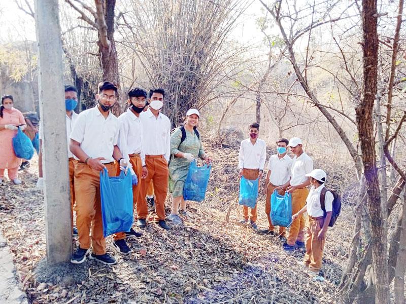 Maharishi Vidya Mandir -1, Narmada Road, Jabalpur organised Swachhta Abhiyaan on 12 March 22 at at 7:00am to 10:00am 
Cleaning of plastic wastes & bottles at Madan Mahal fort along with Public Awareness rally by Students, staff & Principal.