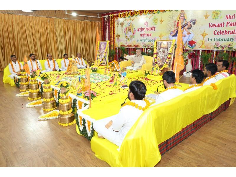 Vasant Panchmi Utsav was arranged with puja of Maha Saraswati at Gurudev Brahmanand Saraswati Ashram Bhopal in divine presence of Brahmachari Girish Ji. All branches of Maharishi Organisation also celebrated Vasant Panchmi.